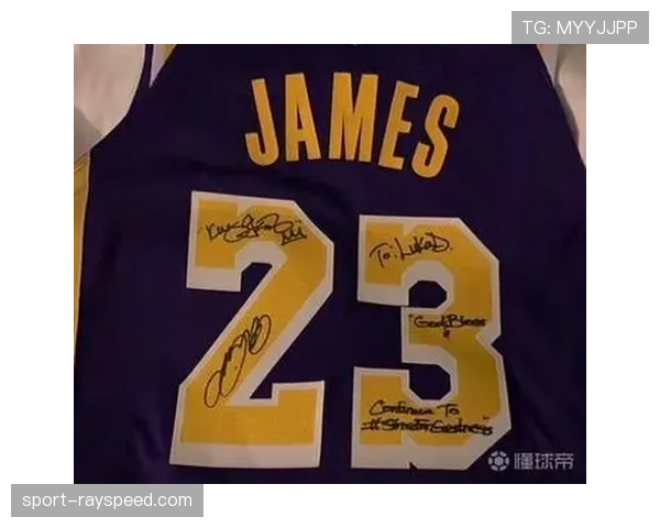 温馨时刻：詹姆斯在客场为一位身穿其高中球衣的小球迷签名